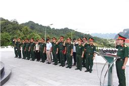 Quân khu dâng hương, dâng hoa tri ân các anh hùng, liệt sĩ tại Cao Bằng